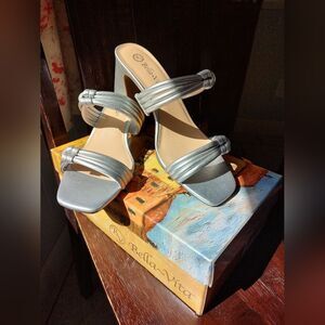 Bella Vita Women's Silver Sandals. Size 11N